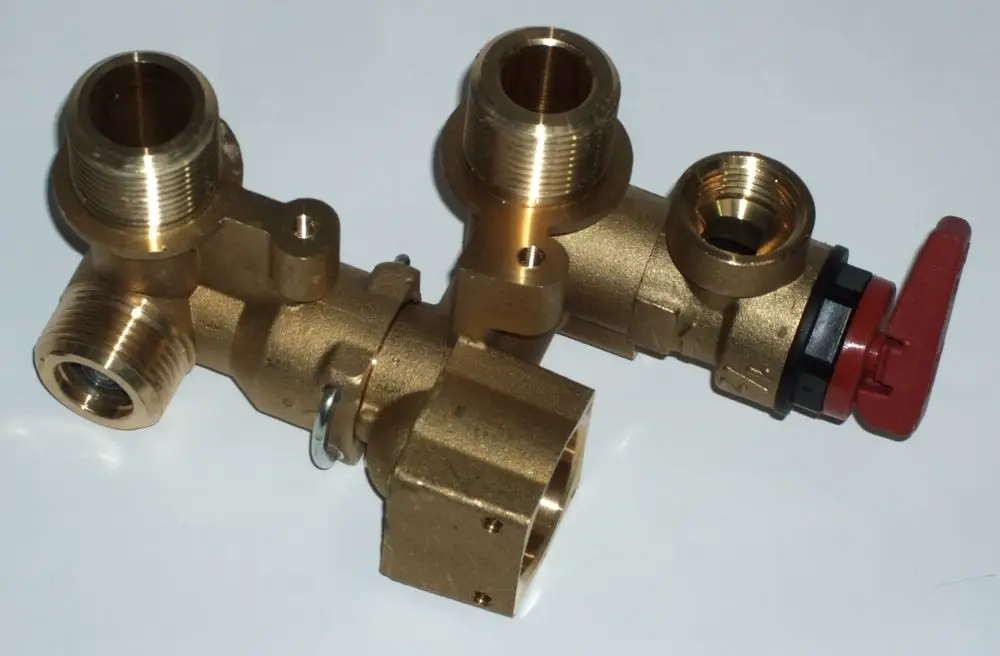 Bronzene Hydroblock-Gruppe mit mehreren Anschlussmöglichkeiten und einem roten Absperrhahn. Geeignet für Systeme von Daikin.